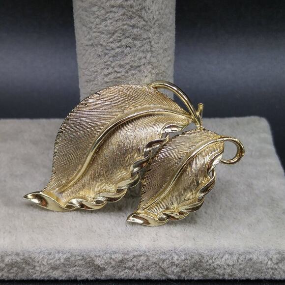 Vintage LISNER Leaves Brooch, Mid-Century Pin Pendant, Gold Tone, 1 3/4 Inches - Picture 10 of 10